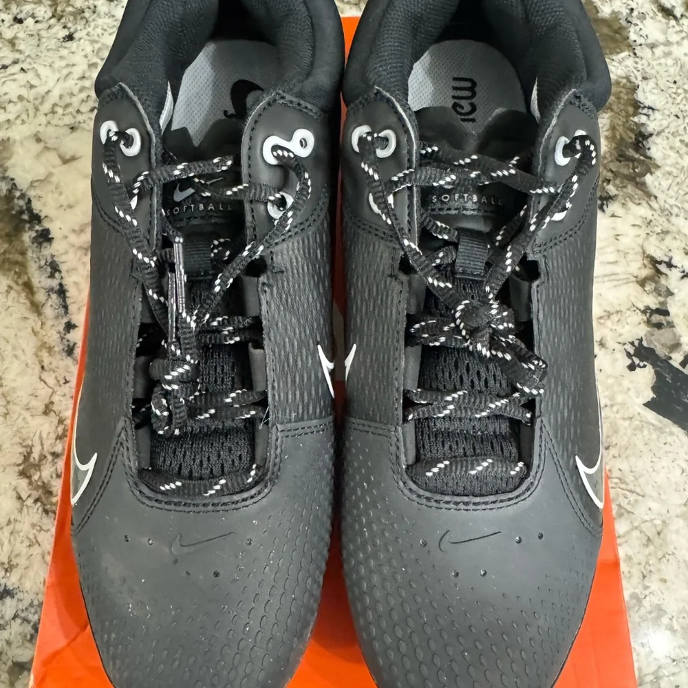 Nike‎ Hyperdiamond 4 Elite Metal Softball Cleats in Black and White